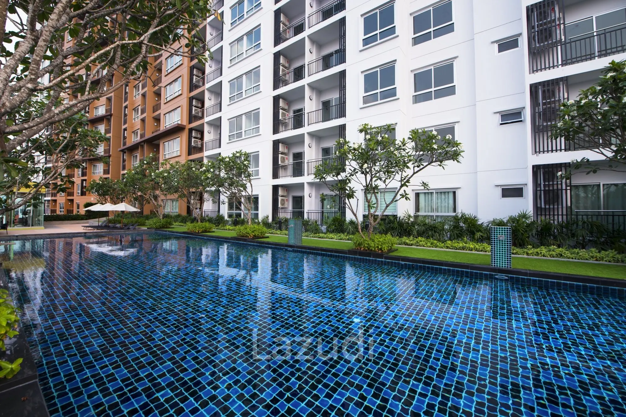 Rooftop infinity pool with panoramic mountain and city views at Supalai Monte 1